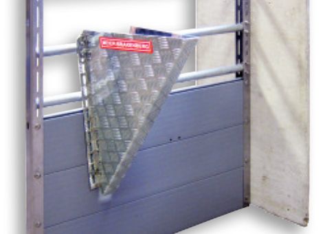 Meier-Brakenberg mit Produkten zur Initiative Tierwohl