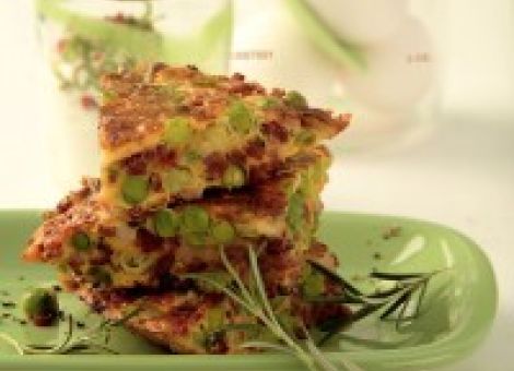 Frittata mit Erbsen, Speck und Joghurt-Dip 