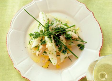 Weißer Spargelsalat mit Kräutern