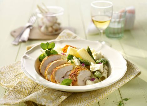 Brathähnchen mit Spargel und Nudelsalat