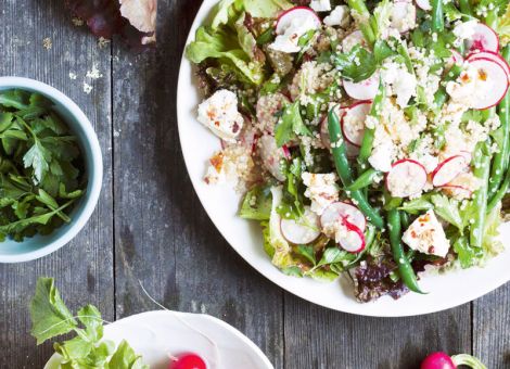 Gemischter Salat mit Radieschen und Käse