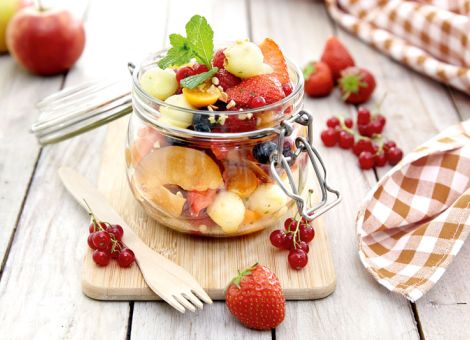 Bunter Obstsalat mit Pflaumen