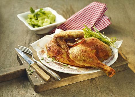 Knuspriges Brathendl mit Gurkensalat 