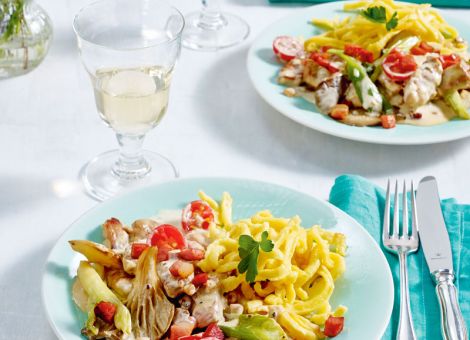 Geschnetzeltes mit Pilzen, Lauchzwiebeln und Tomaten