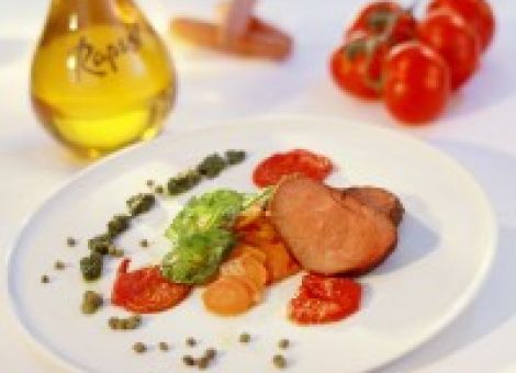 Gebratene Lammkeule mit frischen Tomaten