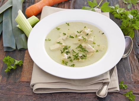 Gemüsesuppe mit frischen Kräutern und Huhn