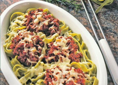Mit Hackfleisch und Käse überbackene grüne Nudeln