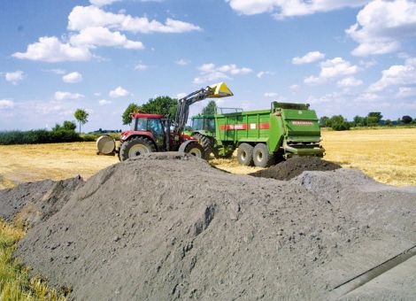 Pflanzen- und Bodendünger mit Mehrfachwirkung