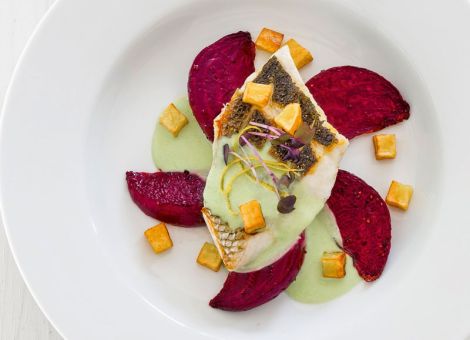 Wolfsbarschfilet auf gebratener Roter Bete 