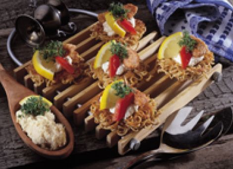 Mie-Nudelplätzchen mit Lachs