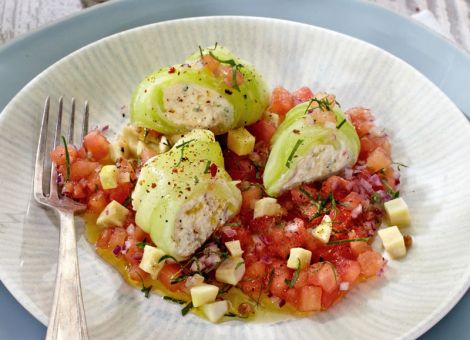 Gurkenröllchen mit Feta auf Tomatengemüse