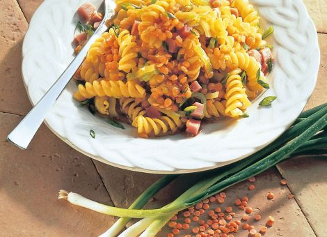 Spiralen mit roten Linsen, Lauch und Schinken