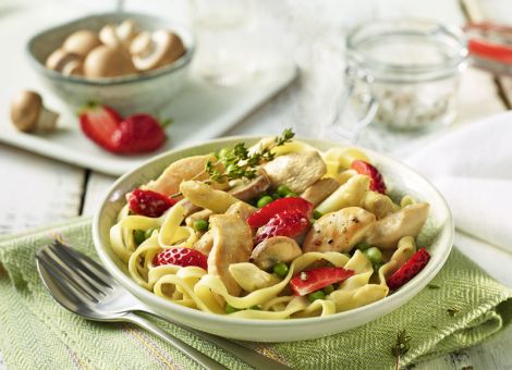 Hähnchengeschnetzeltes mit Erdbeeren und Spargel