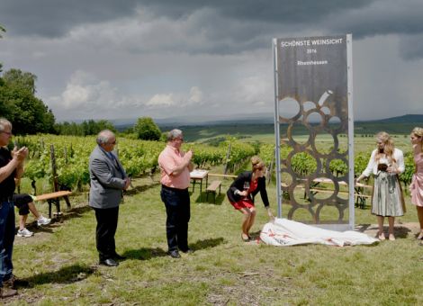 Stählerne Stele weist auf „Schönste Weinsicht 2016“ hin