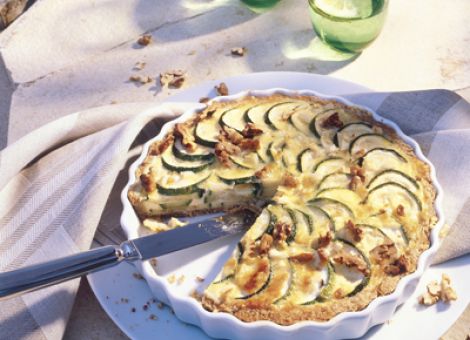 Zucchini-Quiche mit knackigen Walnüssen