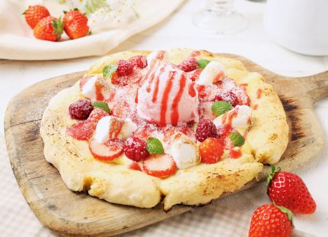 Süße Pizza mit Erdbeeren und Erdbeereis