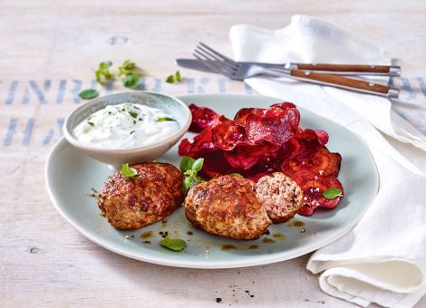 Rote-Bete-Chips zu Bifteki-Hackschnitzel
