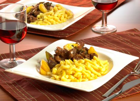 Wildgulasch mit Spätzle und gedünsteten Apfelspalten