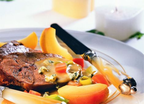 Gedünstete Rinderschulter mit Apfelspalten