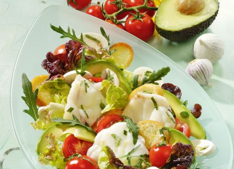 Blattsalate mit Seeteufelmedaillons