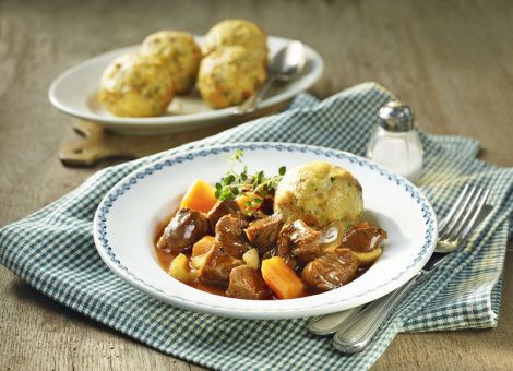 Puten-Biergulasch mit Kümmel und Knödeln 