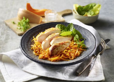 Hähnchenbrust auf Spaghettikürbis-Salat