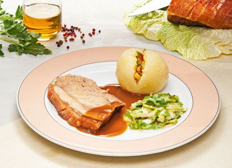 Krustenbraten mit Klößen und Wirsinggemüse