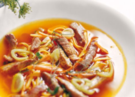 Brühe mit Bandnudeln