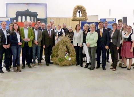 Hessische Landjugend überreicht zwei Erntekronen 