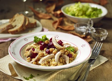 Hähnchen-Bulgursalat mit Kichererbsen und Roter Bete