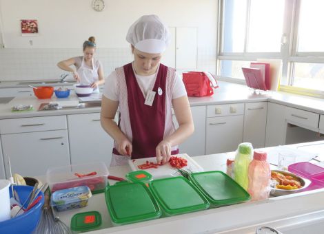 Auch Hauswirtschafterinnen mitten im Berufswettbewerb