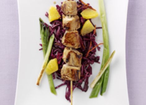 Marinierte Spieße auf Rotkohlsalat