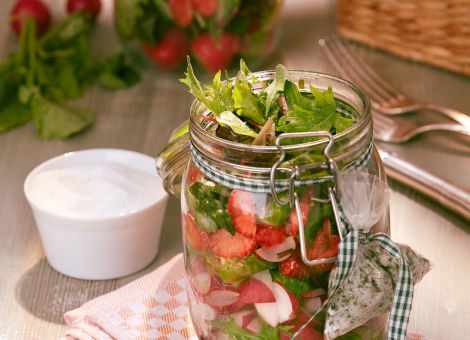 Frühlingssalat im Glas