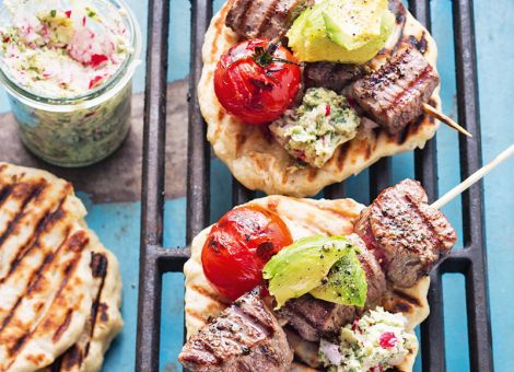 Fladenbrot mit Radieschenbutter, Käse und Filetspieß 