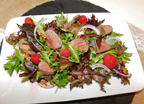 Pflücksalat mit Rehrücken an Himbeer-Vinaigrette