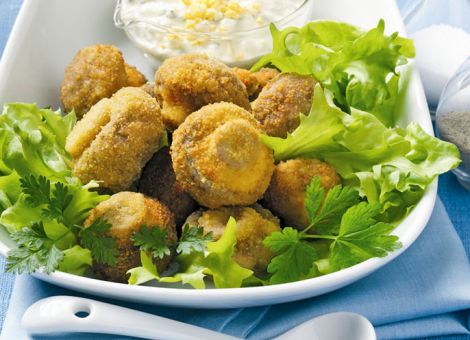 Kräuter-Champignons mit einer Eier-Kapern-Sauce 