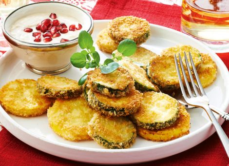 Zucchini-Dippers mit weißem Bohnendip