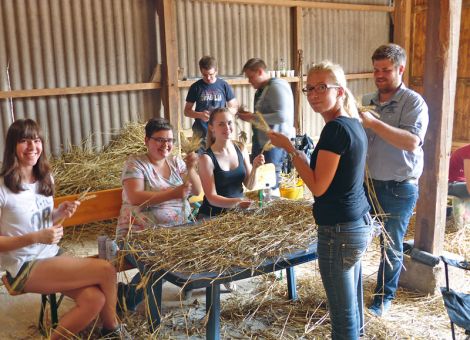 Wie Getreidesträuße für die Erntekrone vorbereitet werden