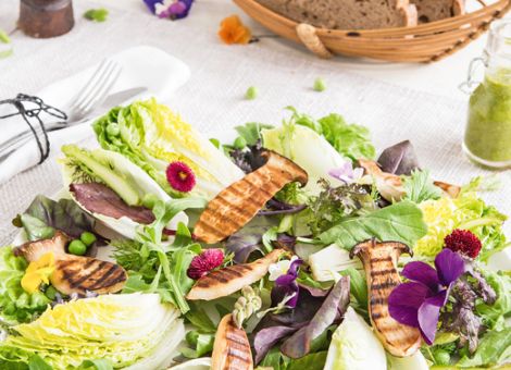 Knackiger Herzsalat mit Erbsen und Kräuterseitlingen