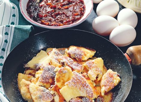 Topfenschmarren mit Pflaumensauce