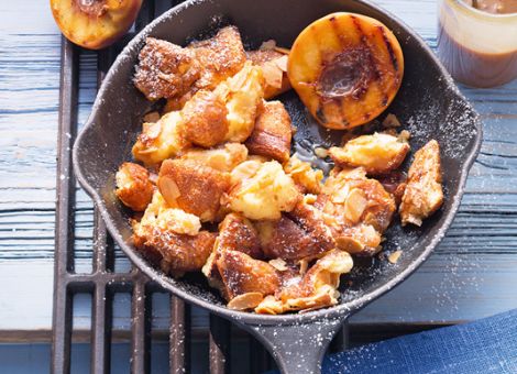 Topfenschmarren mit Grillobst und Salzkaramell