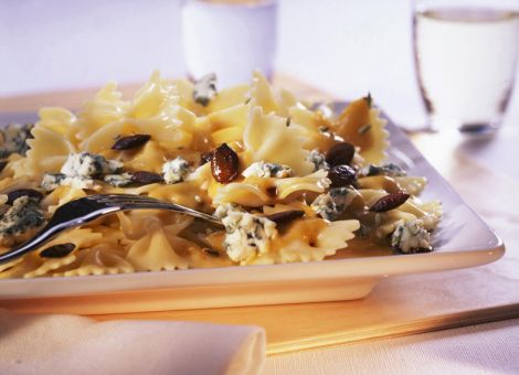 Farfalle mit Kürbissauce  und Blauschimmelkäse