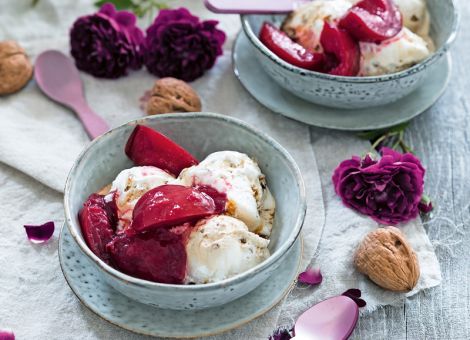 Walnuss-Zimteis  mit Pflaumen-Rotwein-Kompott