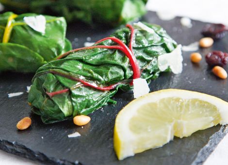 Mangold-Pakete  mit Rosinen und Pinienkernen