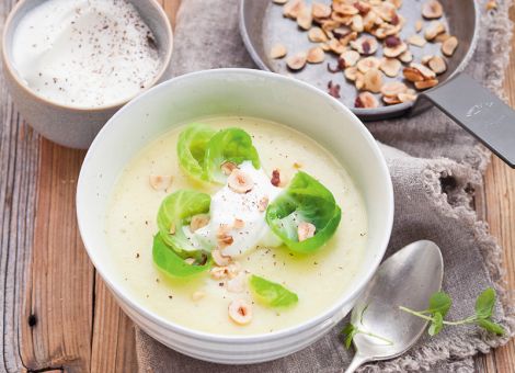 Kartoffelsuppe mit Rosenkohl, Haselnuss und Muskatsahne
