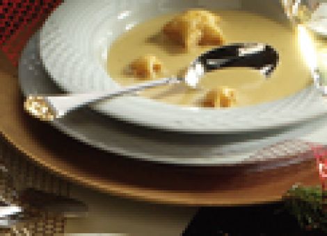 Weinsuppe mit Blätterteigsternen
