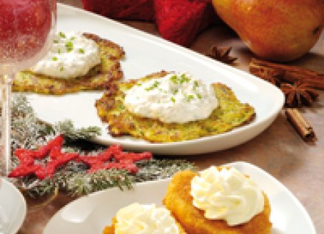 Gebackene Birnen auf Pflaumenkompott