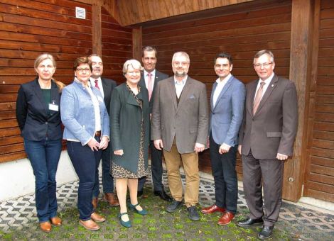 Erbsen und Bohnen in den Trog und auf den Teller
