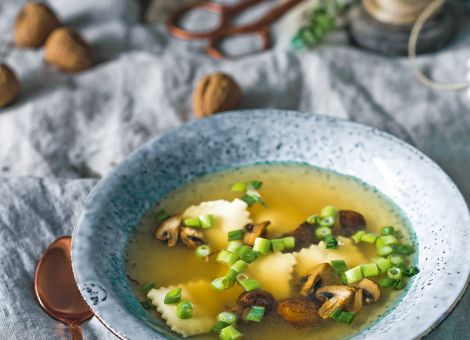 Pilzconsommé  mit Walnuss-Ricotta-Ravioli