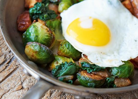 Bratkartoffeln  mit Rosenkohl und Spiegelei
